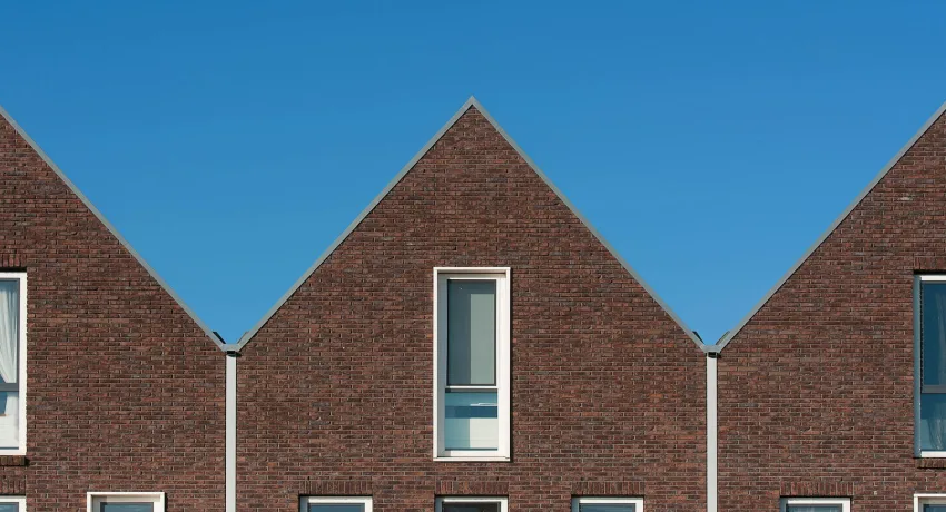 Vochtinsijpeling in bakstenen buitenmuur wordt professioneel onderzocht en behandeld